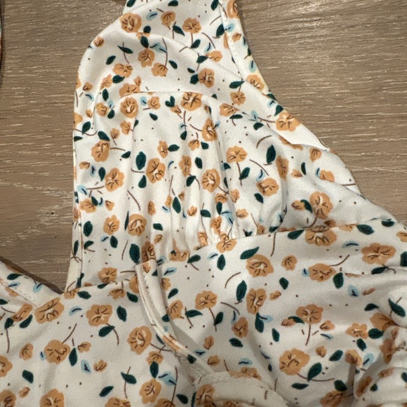 Tilly’s floral halter top size xs - Picture 3 of 3